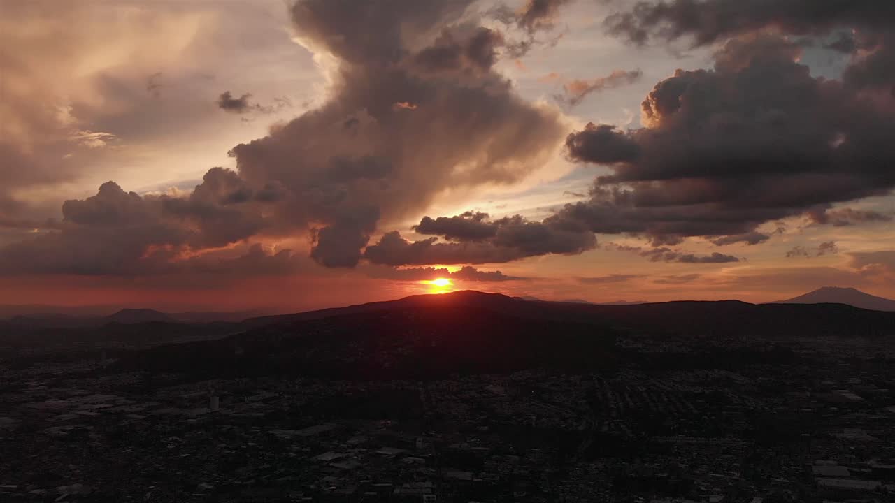 antena: puesta de sol sobre la ciudad con nubes