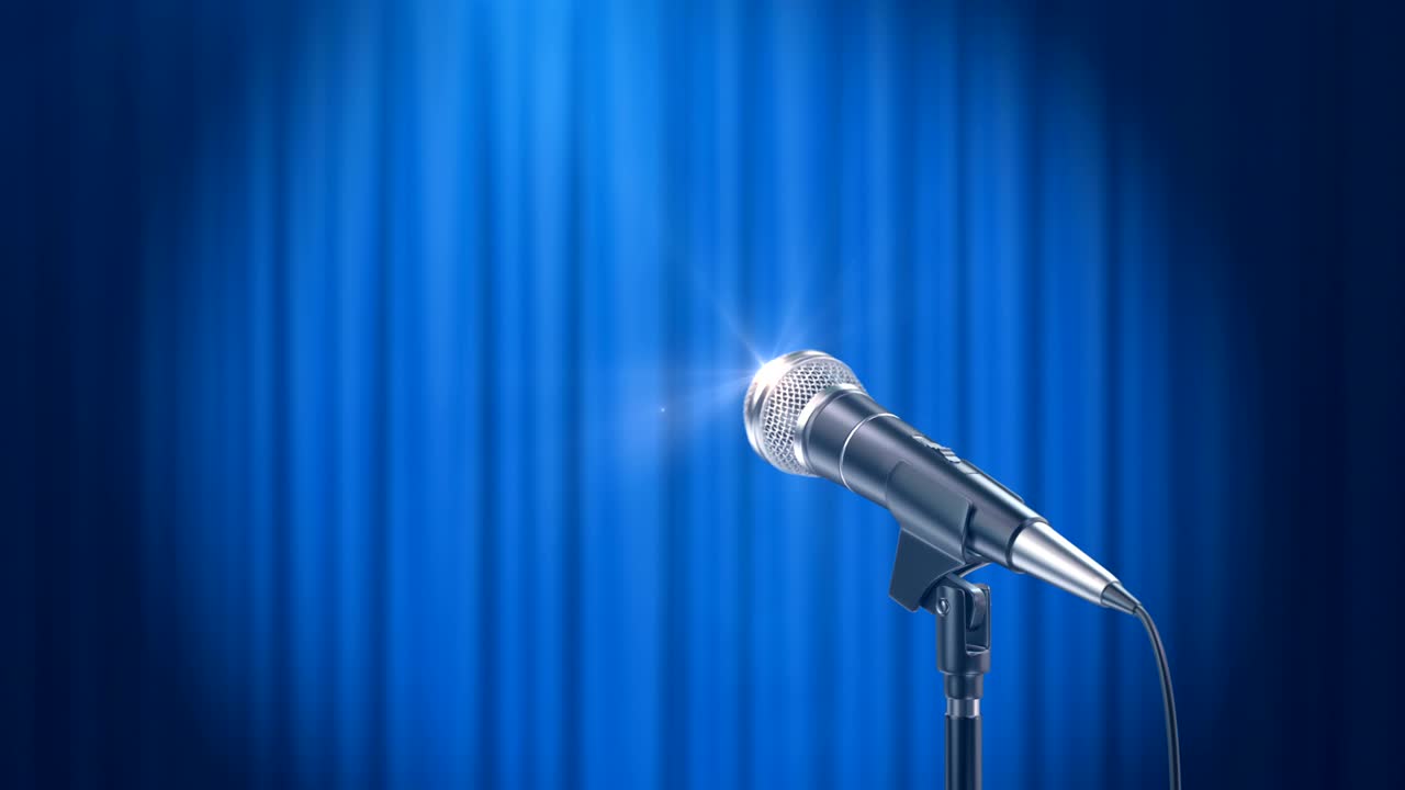 micrófono y un fondo de cortina azul