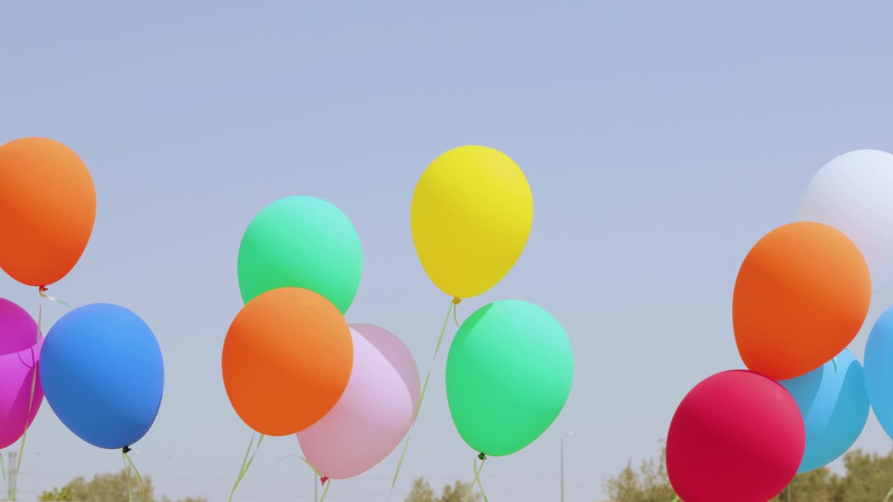 globos multicolores se mueven en el viento en el fondo del cielo