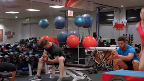 Gente-En-Forma-Haciendo-Ejercicio-En-El-Gimnasio