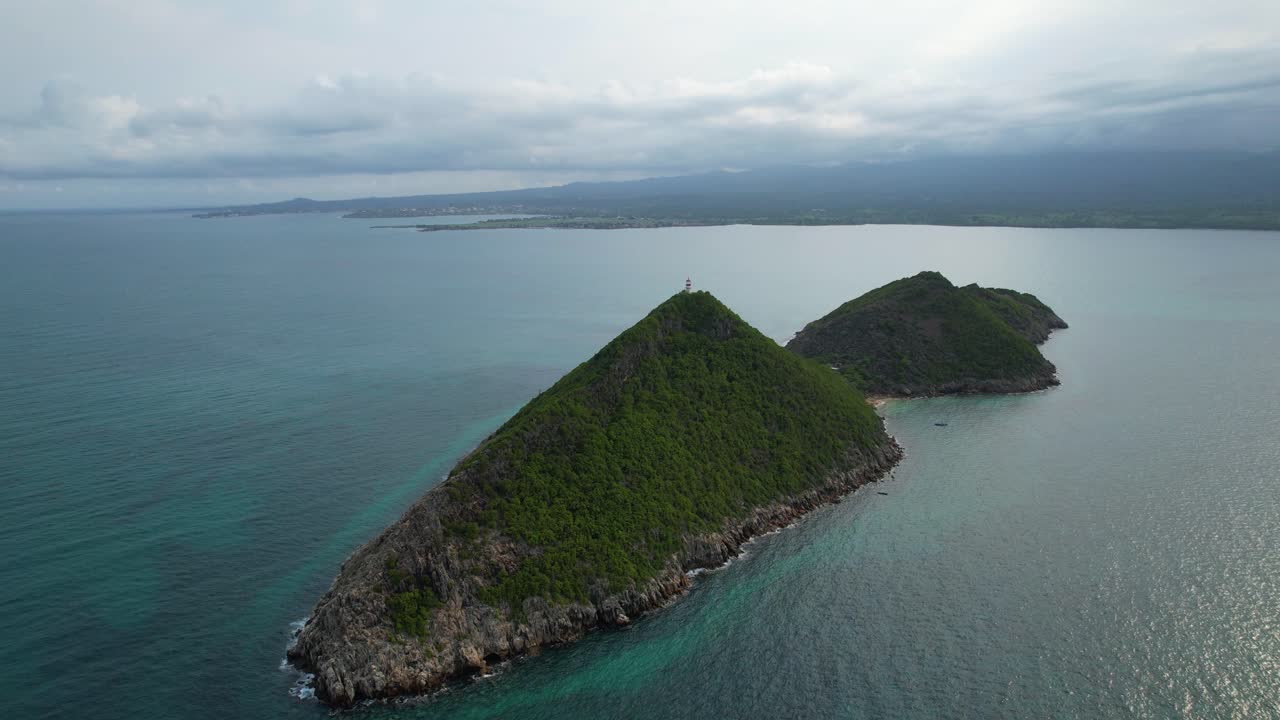 Panoramiczne ujęcie z drona wokół latarni morskiej na wysepce Ilhéu das Cabras, São Tomé