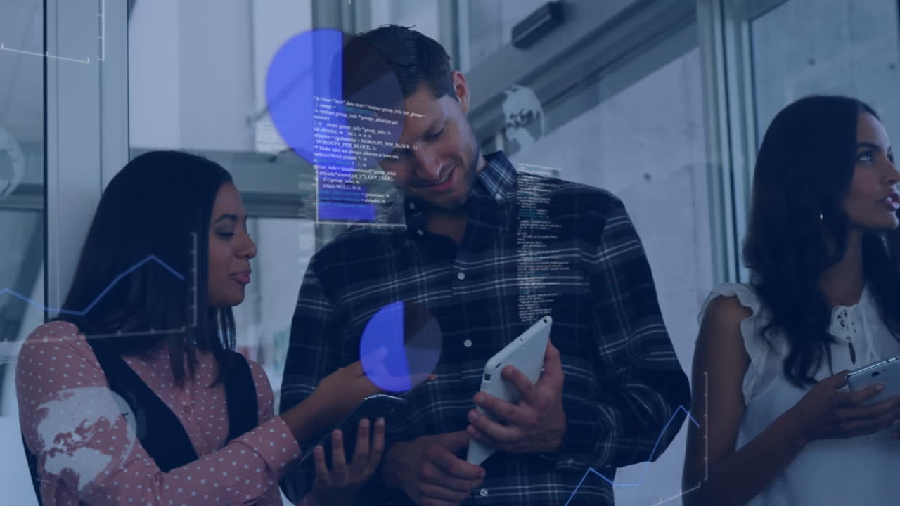 animación de múltiples gráficos, globos y lenguaje informático sobre diversos compañeros de trabajo discutiendo informes