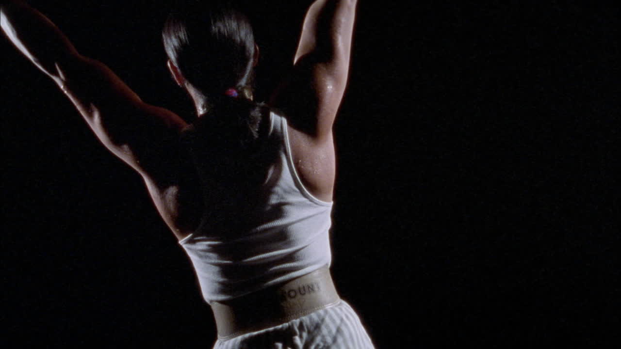 남자가 머리 위로 역기를 들다