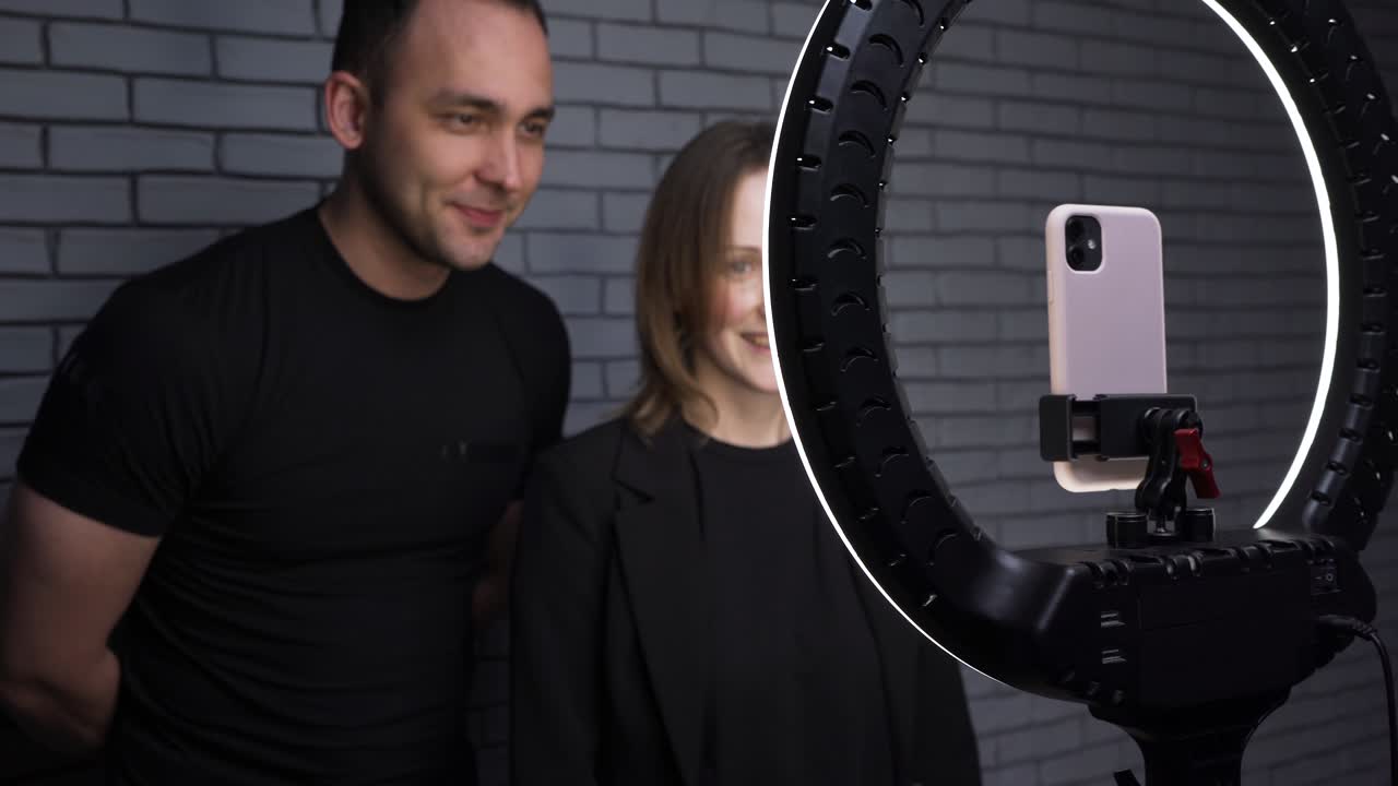 vídeo de una pareja de bloggers filmando una historia para su blog