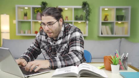 un estudiante fallido trabajando en una computadora portátil.