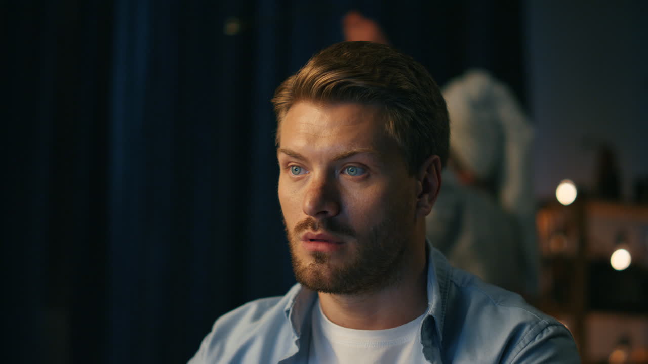 раздраженный муж печатает на компьютере дистанционно крупный план. занятный мужчина работает из дома