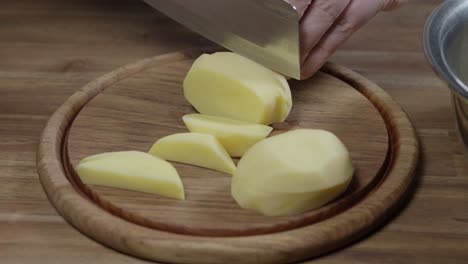 cortar potoas crudas en rayas para preparar papas fritas caseras