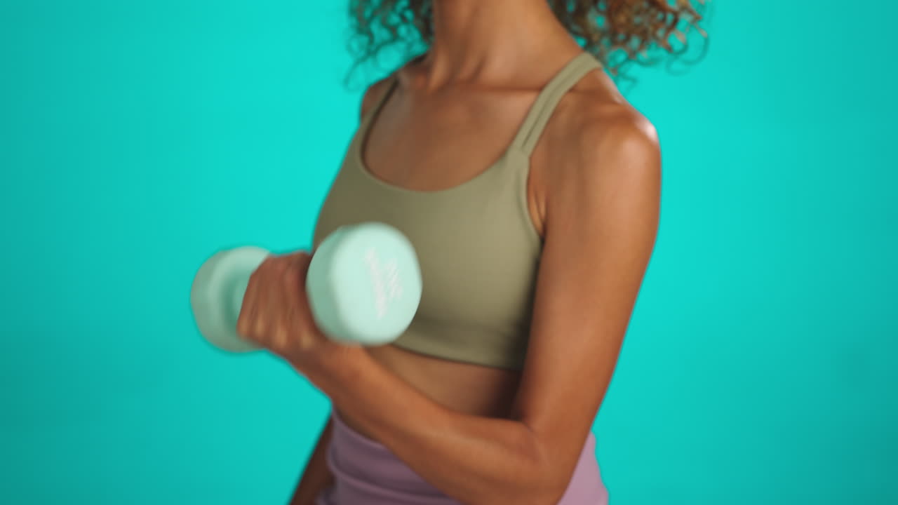 manos, ejercicio con pesas y mujer haciendo músculo del brazo