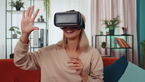 Junge-Mädchen-Verwenden-Zu-Hause-Eine-Virtual-Reality-Headset-Brille,-Spielen-Ein-3D-Videospiel-Und-Machen-Gesten-Mit-Den-Händen