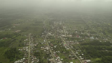 Ciudad-Suburbana-Remota-En-El-Borde-De-La-Selva-Tropical-De-Java-En-Un-Día-Nublado,-Antena