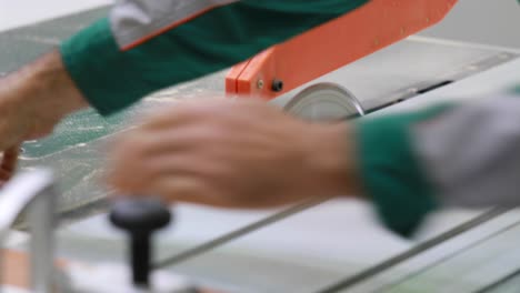 Trabajador-Carpintero-Operando-Máquina-Cortadora-De-Madera.-Máquina-De-Procesamiento-De-Madera-Para-Carpintería-Cnc,-Tecnología-Moderna-En-La-Industria.