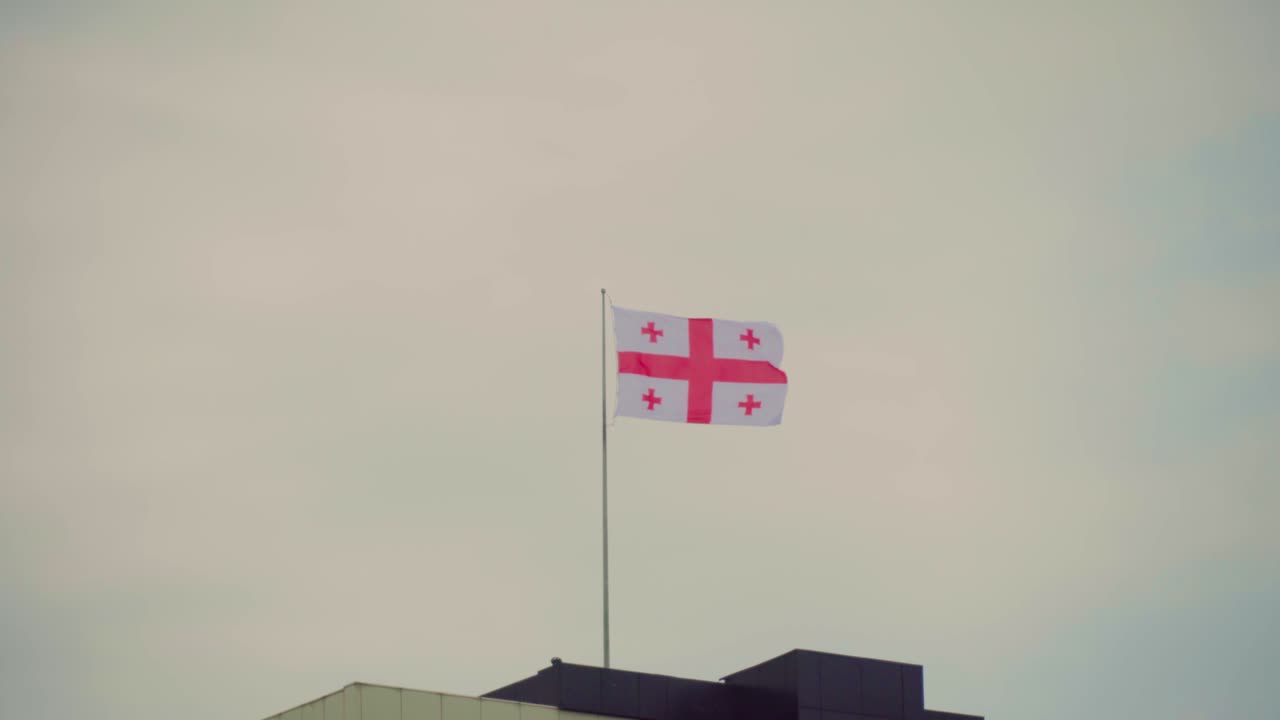 조지아의 발은 고 푸른 하늘을 배경으로 천천히 날아다니며, 부드럽게 루프, 클로즈업, 영화, 뉴스, 디지털 작곡에 완벽합니다.