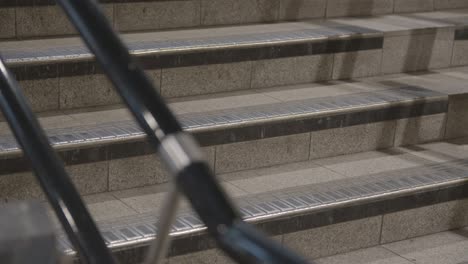 cerca de los viajeros en las escaleras de la estación de tren 1 de londres liverpool street reino unido