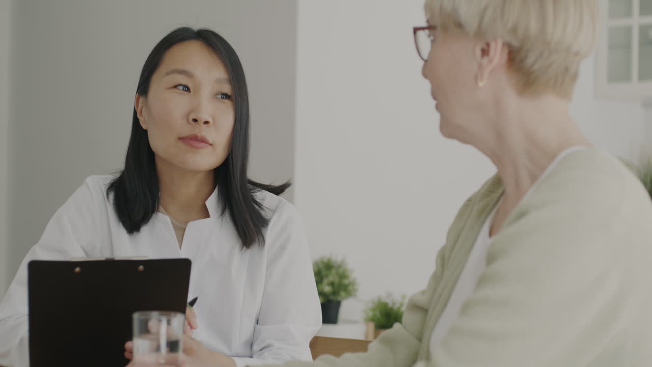 의사 가 환자 와 토론 하는 것