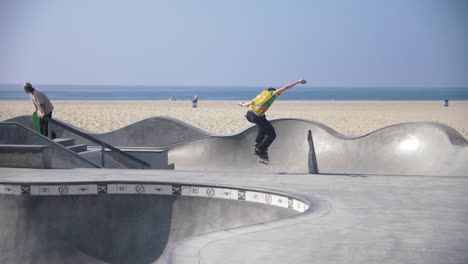 Imágenes-En-Cámara-Lenta-De-Una-Persona-Patinando-En-Un-Parque-De-Skate-En-Venice-Beach---Santa-Monica-Los-Angeles---Atracción-Turística---Park-De-Skate-De-Venice