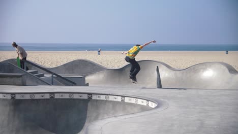 imágenes en cámara lenta de una persona patinando en un parque de skate en venice beach - santa monica los angeles - atracción turística - park de skate de venice