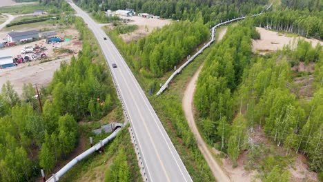 Video-De-Dron-De-4k-Del-Cruce-Del-Oleoducto-Trans-Alaska-Debajo-De-La-Carretera-En-Fairbanks,-Ak-Durante-El-Día-Soleado-De-Verano-8