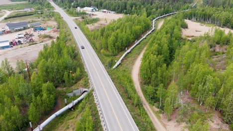video de dron de 4k del cruce del oleoducto trans alaska debajo de la carretera en fairbanks, ak durante el día soleado de verano-8