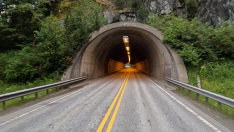 viajes en coche a través del túnel punto de vista de conducción en noruega.