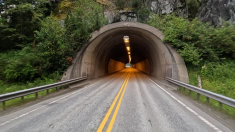 passeios de carro através do túnel ponto de vista de condução na noruega.