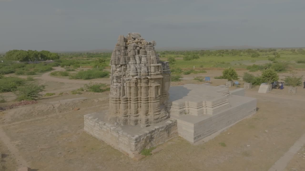 imágenes aéreas de drones registran el templo jainista en nagarparkar, pakistán, bajo cielos soleados y clima despejado