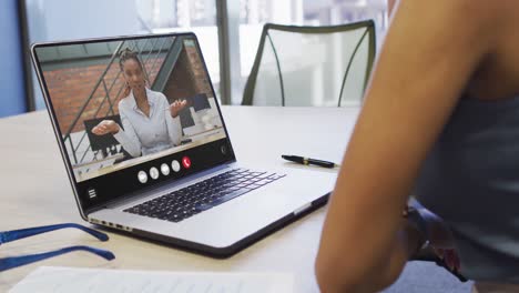 Afroamerikanische-Frau-Nutzt-Laptop-Für-Videoanrufe,-Mit-Geschäftskollegen-Auf-Dem-Bildschirm