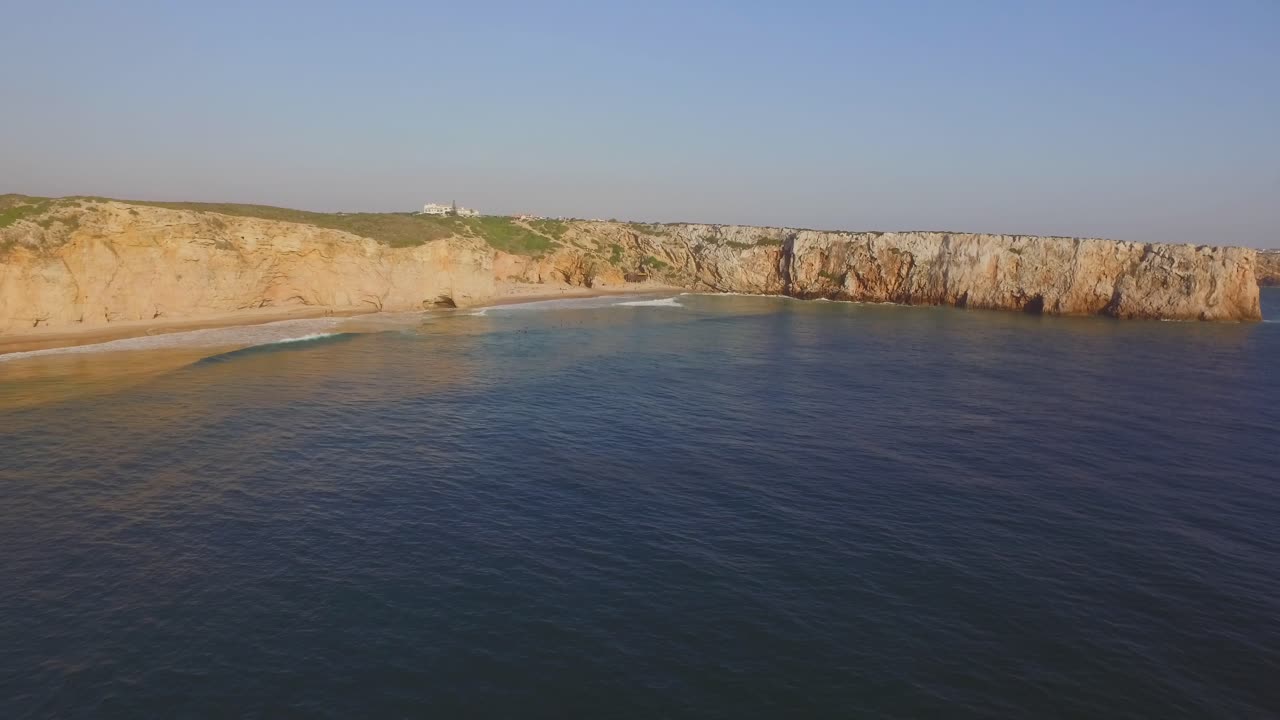 el surfspot beliche cerca de sagres, portugal. toma aerea