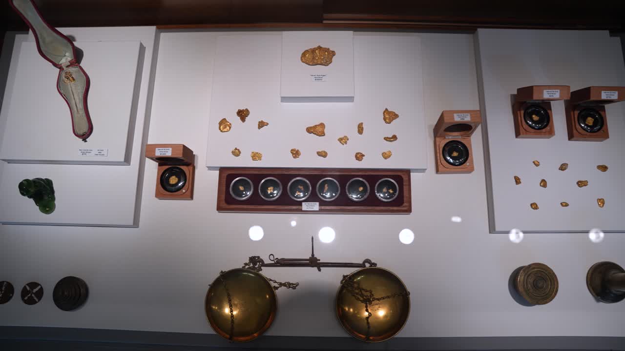 상점 디스플레이 케이스에 있는 고대 황금 보석, 비늘 및 장식품