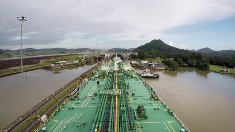 Timelapse-Petrolero-Arco-Tránsito-Cruce-Del-Canal-De-Panamá-Esclusas-De-Miraflores-Remolcador