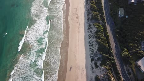 antena de drones sobre la playa great ocean road con pene dibujado en la arena