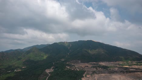 Drohnenansicht-Zeitraffer-Hyperlapse-Von-Wolken,-Die-Durch-Den-Berggipfel-Fliegen,-Provinz-Khanh-Hoa,-Zentralvietnam