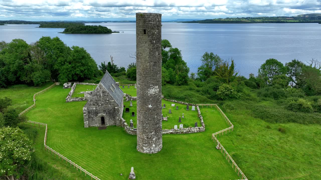 논 강에 있는 중요한 역사적인 종교 장소인 홀리 아일랜드 (holy island)