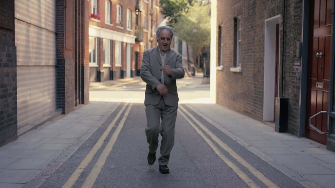 contemporáneo funky hombre mayor bailarín de calle bailando freestyle en la ciudad