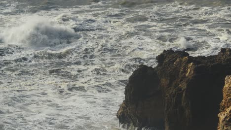 Mar-Tormentoso-Y-Acantilados-En-La-Costa-De-Nazare-Portugal,-Poder-De-La-Naturaleza,-Vista-Estable-Del-Mal-Tiempo