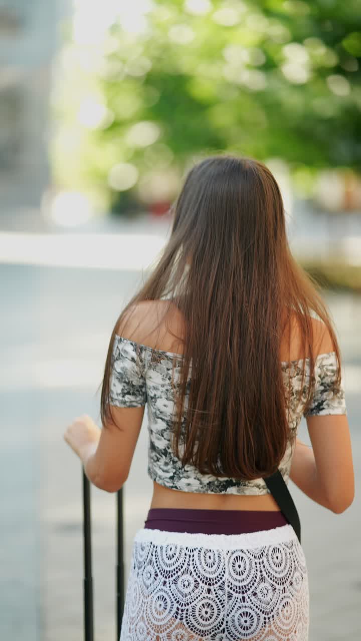 도시에서 짐을 들고 있는 여자