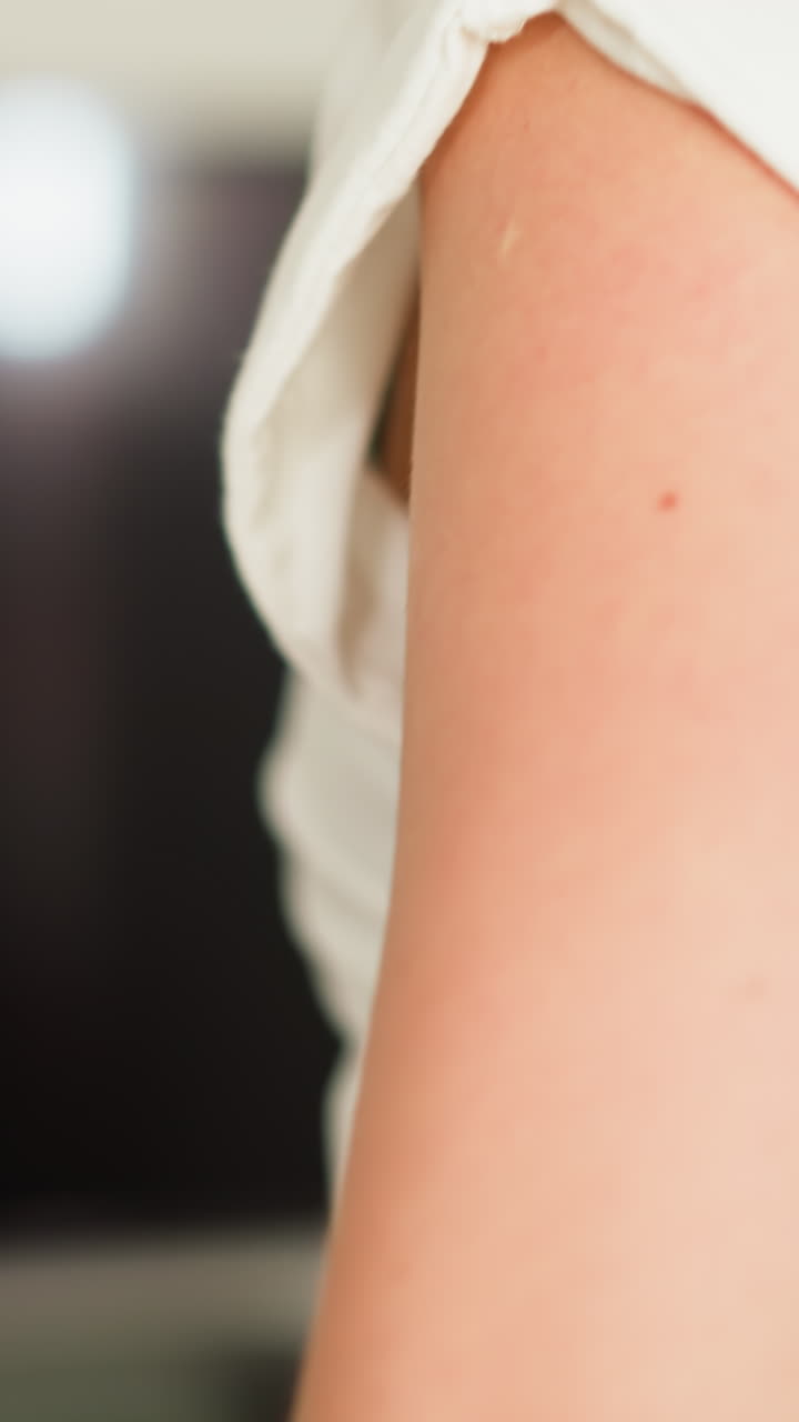 una mujer que corre mira la televisión en casa de cerca. una mujer activa se entrena en una cinta de correr viendo un programa de televisión en casa. una deportista disfruta del espectáculo durante el entrenamiento