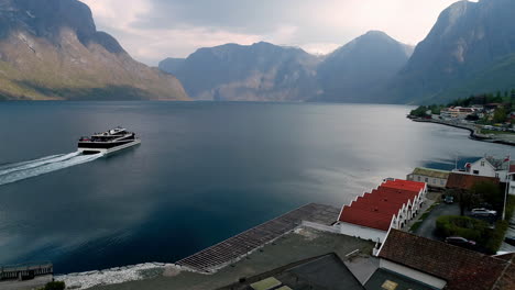 Siguiente-Toma-Aérea-De-Crucero-Moderno-Navegando-En-El-Fiordo-Noruego-Durante-El-Día-Nublado---Toma-Panorámica