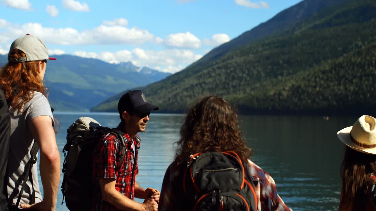 강변 근처에서 하이킹 하는 친구 들 의 그룹 4k