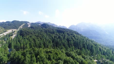 Drone-Aéreo-Sobre-La-Estación-De-Esquí-De-Montaña-Vogel,-Bosque-Alpino-Verde-Parque-Nacional-Triglav-En-Eslovenia,-Bohinj,-Destino-Europeo-De-Viajes-Y-Turismo