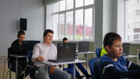 estudiantes en un laboratorio de computación