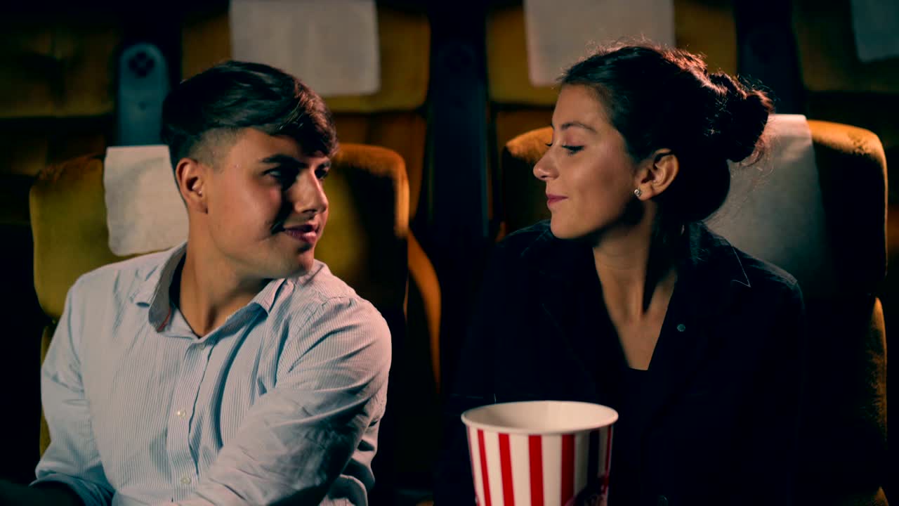 남자와 여자가 의자에 앉기 위해 걸어갑니다.