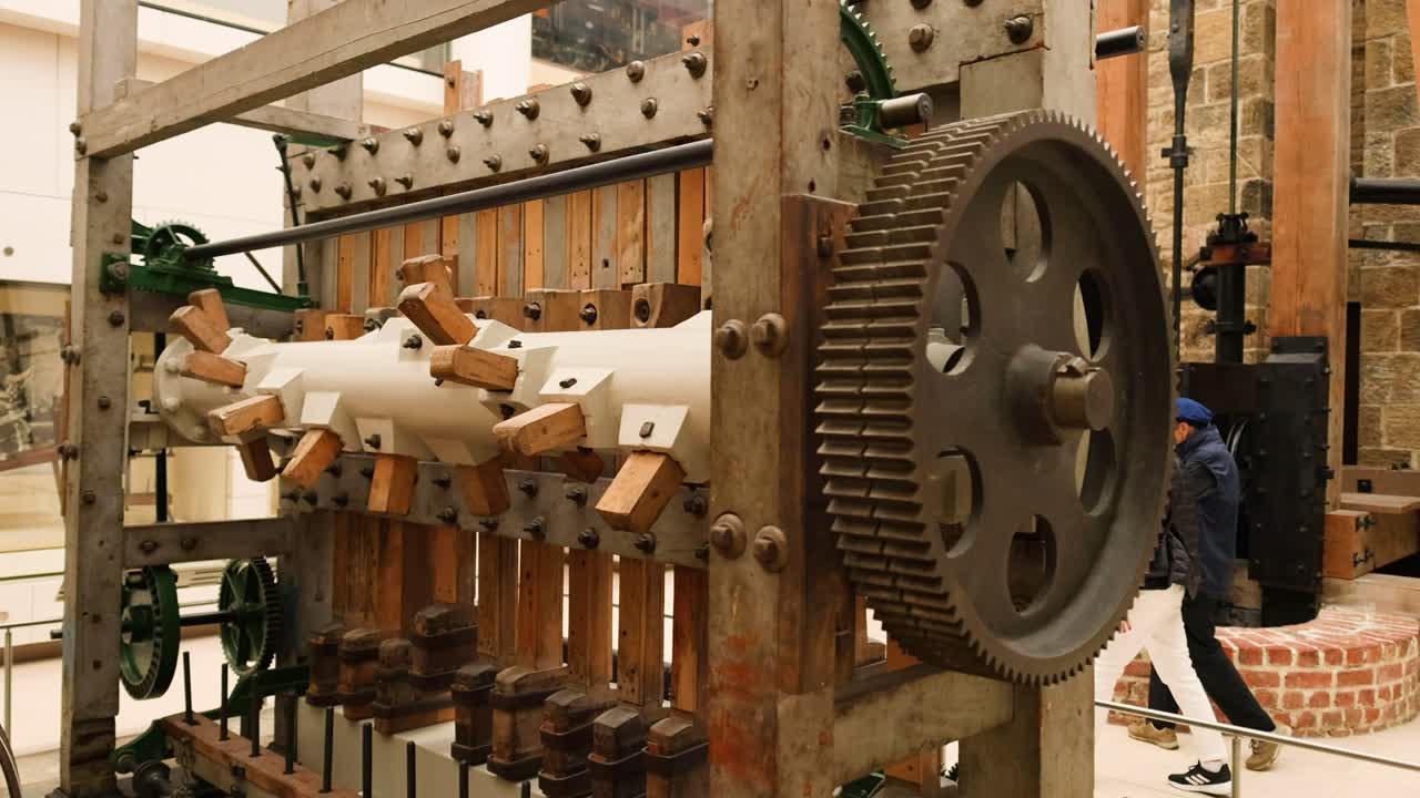 gran mecanismo de engranajes en movimiento en la exposición del museo