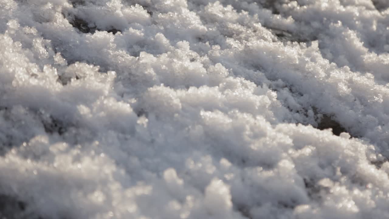 nieve blanca en el suelo durante el invierno