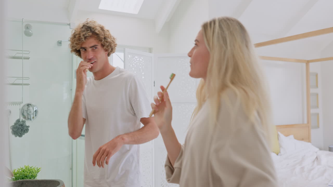 춤을 추고, 노래를 부르고, 이빨을  ⁇ 고