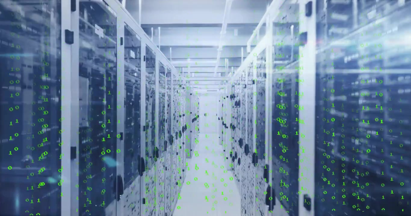 Cifre binarie che cadono si sovrappongono a rack di server, con la telecamera che avanza visualizzando il flusso di dati.
