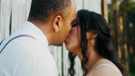 couple kissing outdoors