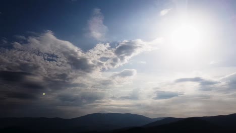 Zeitraffer---Blauer-Himmel-Und-Wolken,-Berg-Im-Hintergrund