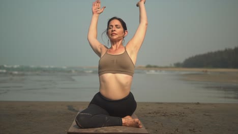 Mujer-Yogui-Respirando,-Haciendo-Yoga-En-Cámara-Lenta