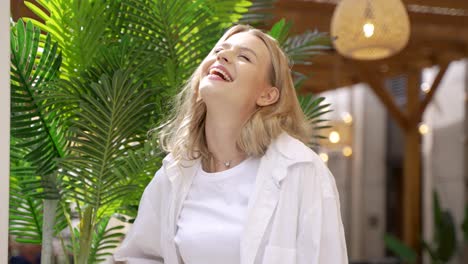 mujer feliz en el café