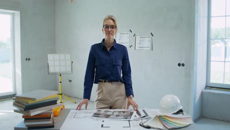 arquitecto revisando los planes de diseño en el sitio de construcción